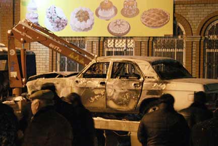 Обгоревший автомобиль убитого начальника ГУВД Махачкалы Ахмеда Магомедова 5 февраля 2010.(Photo: REUTERS)