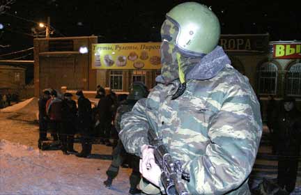 Спецназовец на месте убийства начальника ГУВД Махачкалы Ахмеда Магомедова 5 февраля 2010.(Photo: REUTERS)
