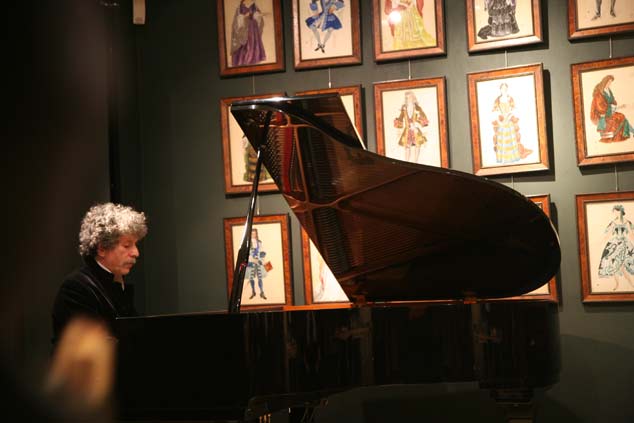 Пианист Сергей Дрезнин играет на открытии галереи Петра Великого в Париже 12 февраля 2010 г.
(Photo : Gorbanevsky)
