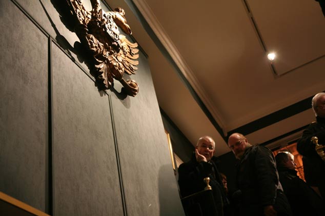 Открытие галереи Петра Великого 12 февраля 2010 г. Двуглавый орел и гости галереи
(Photo : Gorbanevsky)