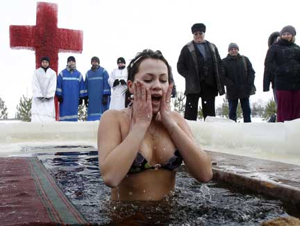 Крещение. Вышгород, Украина 19 января 2010.(Photo: REUTERS)