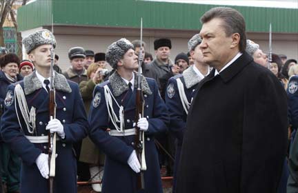 Новый президент Украины В.Янукович на церемонии памяти солдат, погибших в Афганистане. Киев, 15 февраял 2010.(Photo: REUTERS)