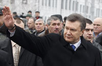 Новый президент Украины В.Янукович на церемонии памяти солдат, погибших в Афганистане. Киев, 15 февраял 2010.(Photo: REUTERS)