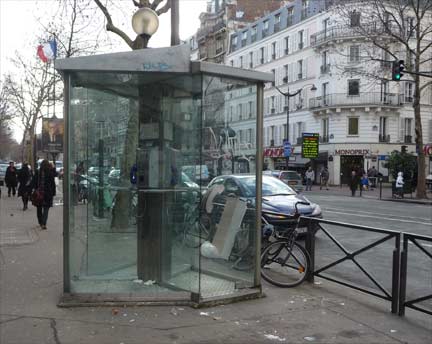 Телефон-автомат в Париже у площади Данфер-Рошро (2010 год)Н.Сарников / RFI