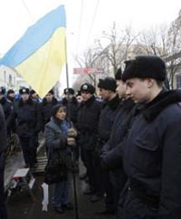 Одинокая сторониица Юлии Тимошенко перед зданием ВАСУ в Киеве(REUTERS)