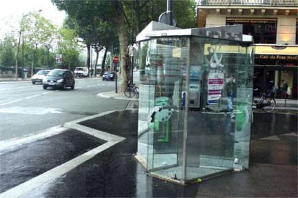 Телефон-автомат в центре  Парижаwiki