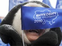 Сторонница победившего на выборах Виктора Януковича(REUTERS)