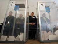 Члены избирательной комиссии в деревне Боденки, в 52 км от Киева.(REUTERS)