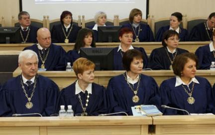Высший административный суд Украины (ВАСУ) начал рассмотрение иска кандидата в президенты и действующего премьер-министра Юлии Тимошенко.(REUTERS)