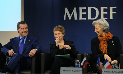 Слева направо: президент России Дмитрий Медведев, глава организации французских предпринимателей MEDEF Лоранс Паризо, министр экономики и финансов Франции Кристин Лагард. Париж, 2 марта 2010.(Photo: REUTERS)