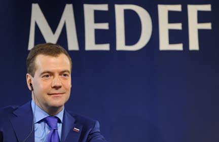 Президент России Д.Медведев на встрече в организации французских предпринимателей MEDEF. Париж, 2 марта 2010.(Photo: REUTERS)