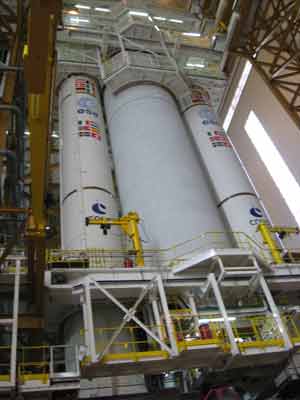 Носитель "Ариан-5" ожидает доставки в Куру спутников. Установка спутников производится в вертикальном положении. N.Carel / RFI