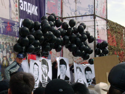 Фото демонстрантов, погибших 17 марта 2002 г.Фото: Е.Павленко/RFI