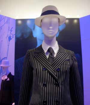 Одетые Сен-Лораном в мужской костюм женщины стали ещё привлекательнее... N.Carel / RFI