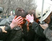 В столкновениях с демонстрантами были ранены полицейские.REUTERS/Vladimir Pirogov