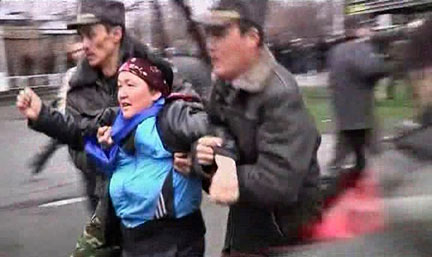 Милиция задерживает митингующих в Бишкеке. REUTERS