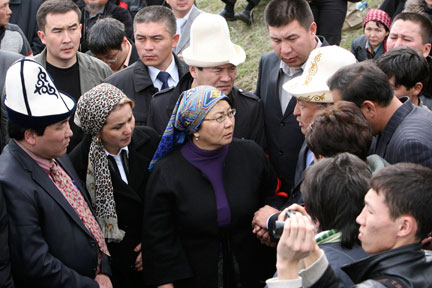 Глава временного правительства Киргизии Роза Отунбаева на церемонии похорон жертв волнений в Бишкеке.REUTERS/Vladimir Pirogov