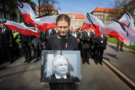 Траурное шествие в польском городе Шецин в память о погибших в авиакатастрофе под Смоленском. 13 апреля 2010.© REUTERS