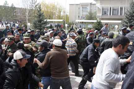 Сторонники оппозиции у здания местной администрации в киргизском городе Талас 6 апреля 2010.© REUTERS