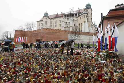 Площадь рядом с Вавельским замком в Кракове 14 апреля 2010.© REUTERS