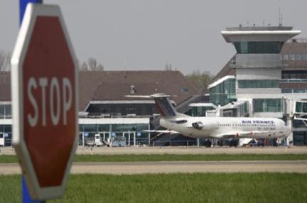 В аэропорту г.Страсбурга, 17 апреля 2010.(REUTERS)