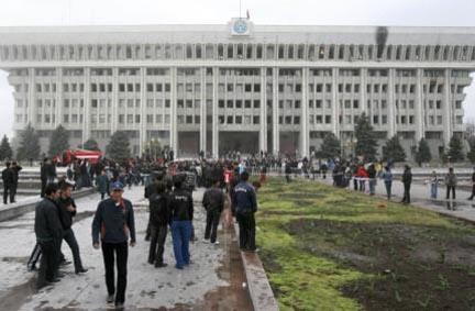 Здание президентского дворца в Бишкеке, 9 апреля 2010.(REUTERS)
