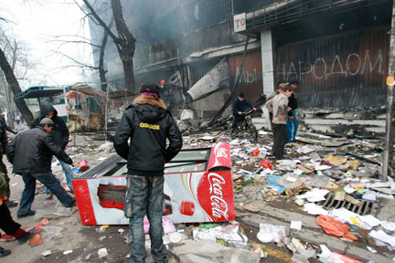 В Бишкеке разграблены многие магазины.REUTERS/Vladimir Pirogov