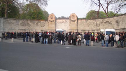 Утро перед воротами парижского кладбища Пер-Лашез. Раздача хлеба беженцам-иммигрантам.(Photo: R.Malsagova)