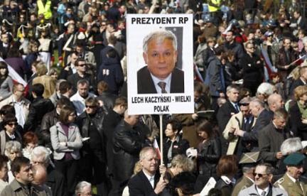 На траурной мессе по президенту Леху Качиньскому, Варшава, 17 апреля 2010.(REUTERS)
