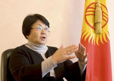 Глава временного правительства Киргизии Роза Отунбаева.(REUTERS)