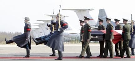 Перед отправкой останков погибшего президента Польши в Варшаву церемония прощания прошла на военном аэродроме Смоленска.(REUTERS)