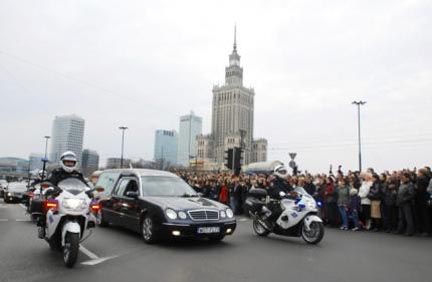 Траурный кортеж с телом польского президента в Варшаве, 11 апреля 2010.(REUTERS)