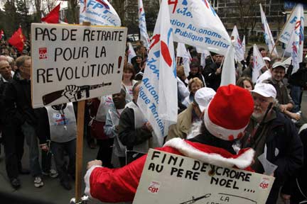 Демонстрация протеста против социальной политики президента Саркози в Лилле 23 марта 2010. На плакате слева лозунг: "Революция не уходит на пенсию!"© REUTERS
