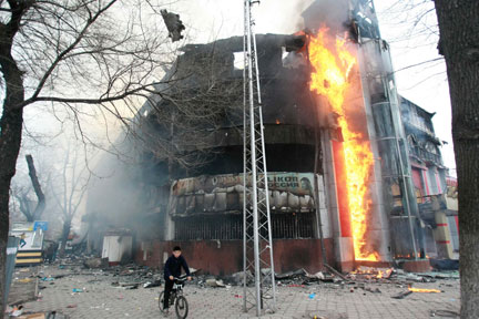 Горящий магазин в центре Бишкека.REUTERS/Vladimir Pirogov 