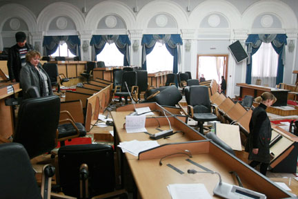 В разгромленном парламенте Киргизии.REUTERS/Vladimir Pirogov 