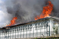 Vincennes Gözaltı Merkezi yangında büyük hasar gördü(Foto: AFP)