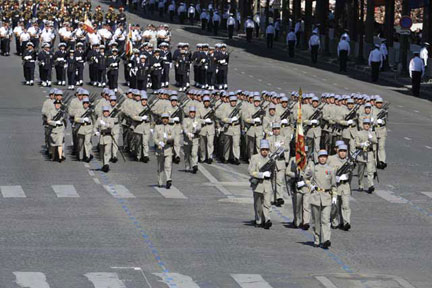 Fransa Askeri Okul öğrencilerinin 14 Temmuz geçişi.(Foto: Sirpat/ADJ Drahi 2008)