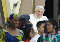 Papa 16. Benedikt 19 Nisan 2008'de New York'ta engelliler için düzenlenmiş bir Katolik gençlik seminerinde.(Foto: Reuters)