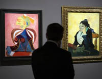 Pablo Picasso'nun (1937) "Lee Miller'in Portresi" ve esinlendiği Vincent Van Gogh'a (1889) ait "Madame Ginoux" tablosu bir arada.(Foto: Reuters)