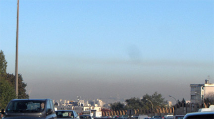 Sıradan bir günde Paris'in "Çevre yolu" üzerindeki hava kirliliği tabakası.(GNU)