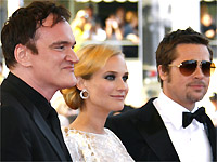 Quentin Tarantino (sl), Diane Kruger (ort) ve Brad Pitt (sğ) 2009 Cannes Film Festivali sırasında görülüyorlar.  (Foto: Reuters) 