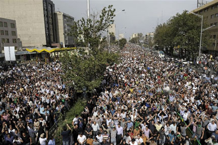 Moussavi yanlısı rejim karşıtları Tahran'da yürüyorlar. (15 Haziran 2009)(AFP)