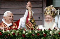 Papa 16. Benedikt Patrik 1. Bartolomeos ile görülüyor (30 Kasım 2006 - İstanbul).(AFP)