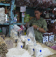 Bán gạo tại chợ Khlong Toei, Bangkok. Ảnh : E.Michel/ RFI