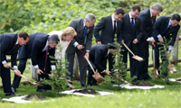 Lãnh đạo G-8 trồng cây kỷ niệm tại khu vườn khách sạn Windsor Toya, Nhật Bản, ngày 08/07/2008. Ảnh : Reuters