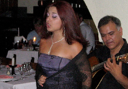 Ca sĩ Debora Rodrigues trình diễn tại Lisboa. Nguồn : commons.wikimedia.org