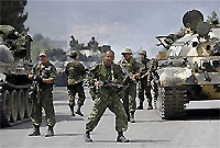 Chiến xa của Nga từ Khashuri tiếp tục tiến sâu vào Gruzia, tháng 8 năm 2008Ảnh : Reuters