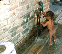 Trong năm 2008, mỗi ngày có khoảng 5000 em bị chết vì không được uống nước sạch.(Ảnh : WHO)