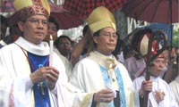 Tổng giám mục Ngô Quang Kiệt (phải)Ảnh : vietcatholic.net