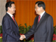 Chủ tịch Hồ Cẩm Đào (phải) tiếp thủ tướng Nguyễn Tấn Dũng, Bắc Kinh, ngày 22/10/2008Ảnh: Reuters